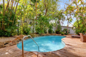 Modern & Fashionable 4BD Apt w/ Pool and Garden